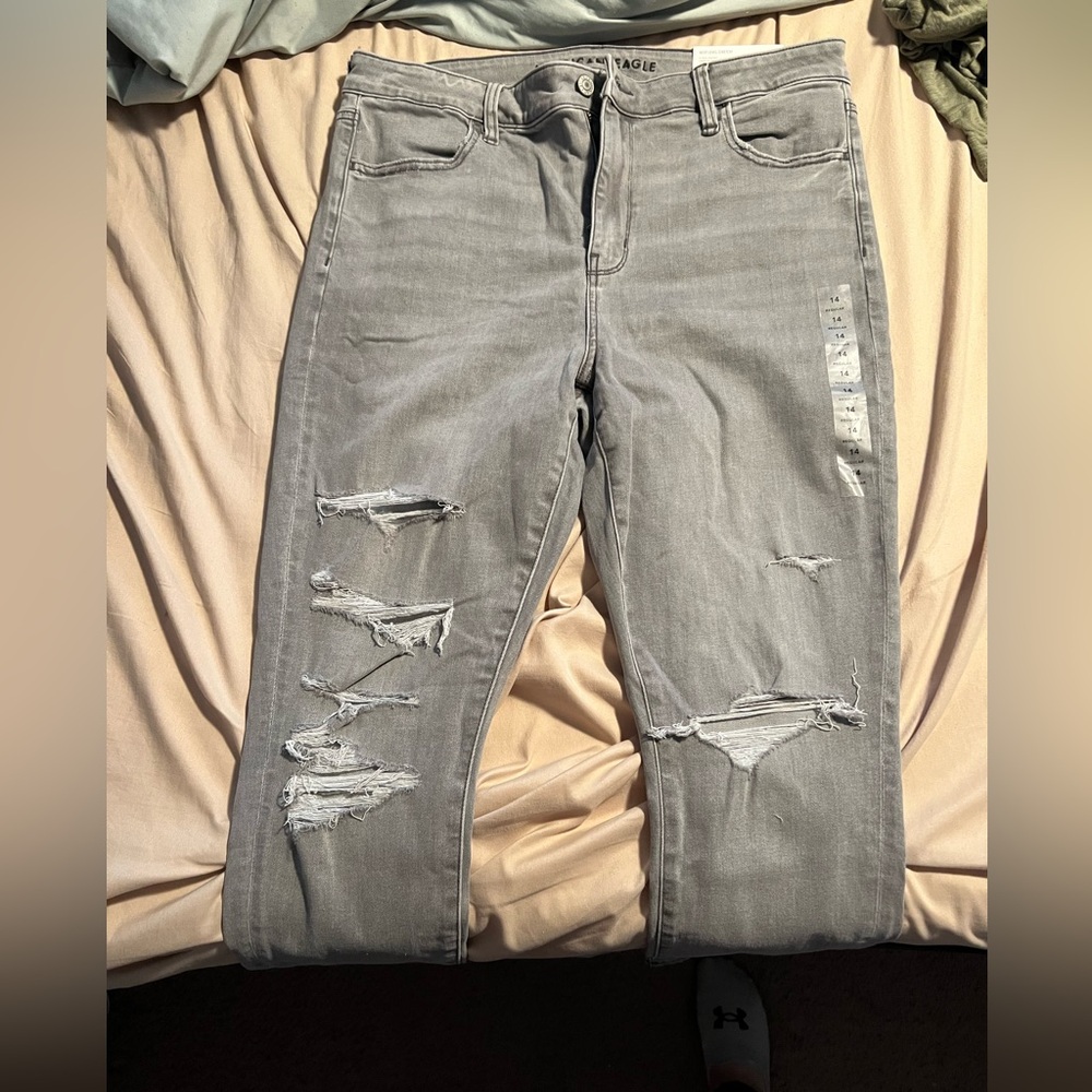 NWOT AE Gray Distressed Jeggings